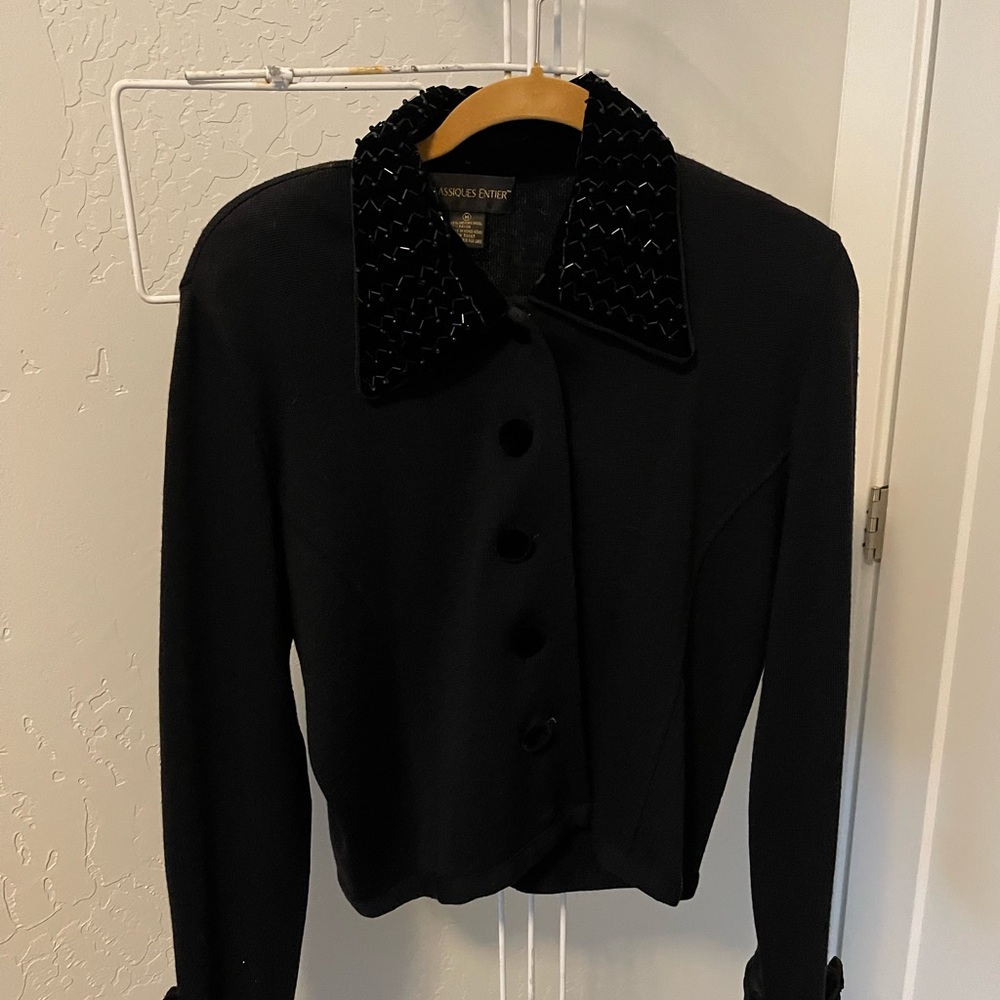 Vintage Classiques Entier Button-Front Cardigan with Velvet Collar and buttons.